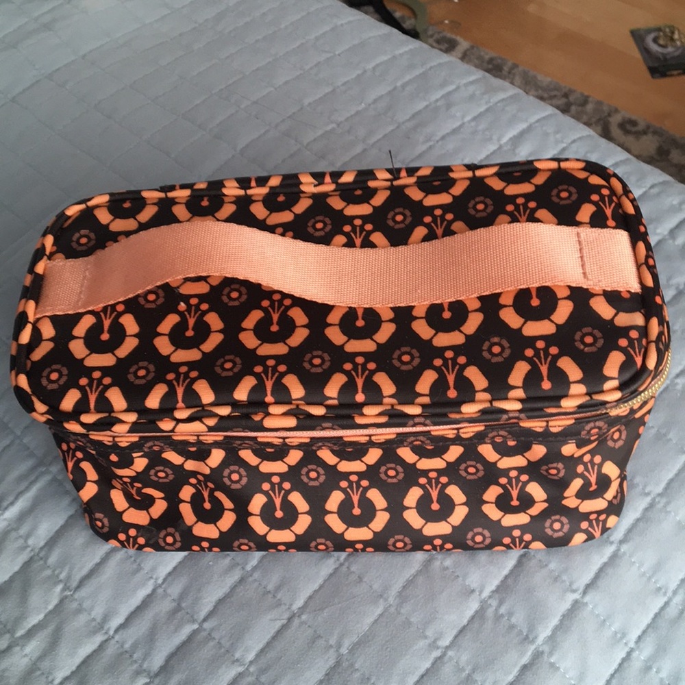 💰4/$16💰#16 Medium size makeup bag.